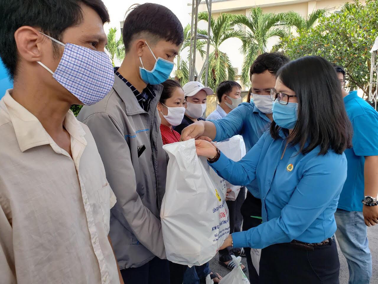 Cán bộ LĐLĐ tỉnh Đồng Nai thăm, tặng quà cho công nhân lao động