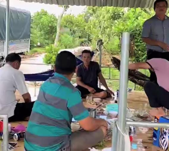 Nhóm người tụ tập ăn nhậu bị xử phạt Nhóm người tụ tập ăn nhậu bị xử phạt