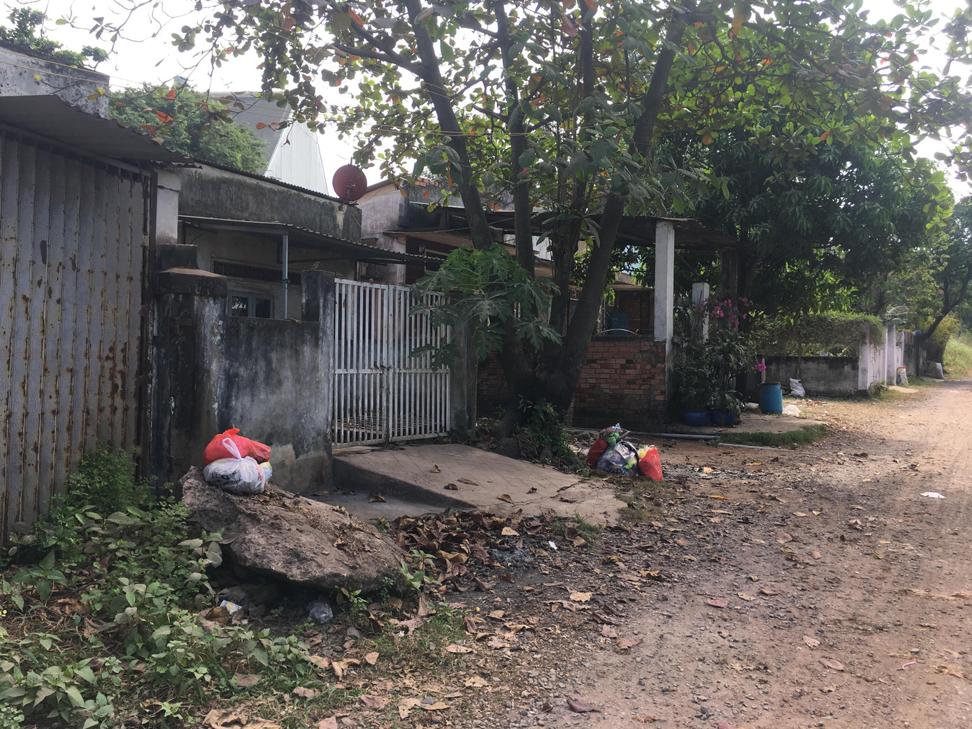 Khu nhà dân đã xập xệ chờ di dời Khu nhà dân đã xập xệ chờ di dời