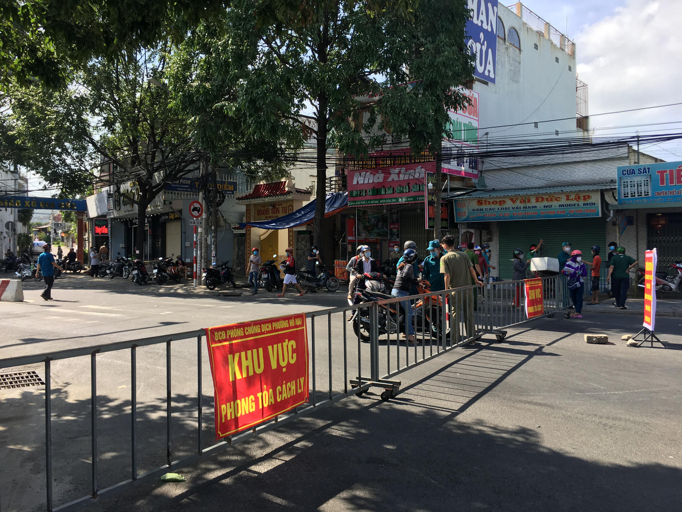 COVID-19 ngày 11/7: Cách ly 3 vùng dân cư, đóng cửa chợ nông sản lớn nhất Đồng Nai ảnh 23