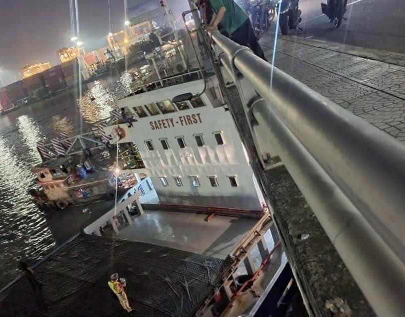 Thời điểm tàu Hiền Anh 555 kẹt dưới gầm cầu Đồng Nai