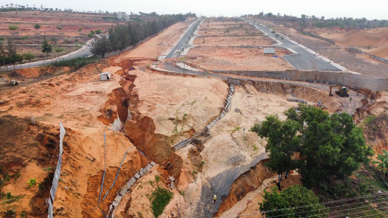 Một phần công trình xây dựng bị lún sụt gây sạt lở Một phần công trình xây dựng bị lún sụt gây sạt lở