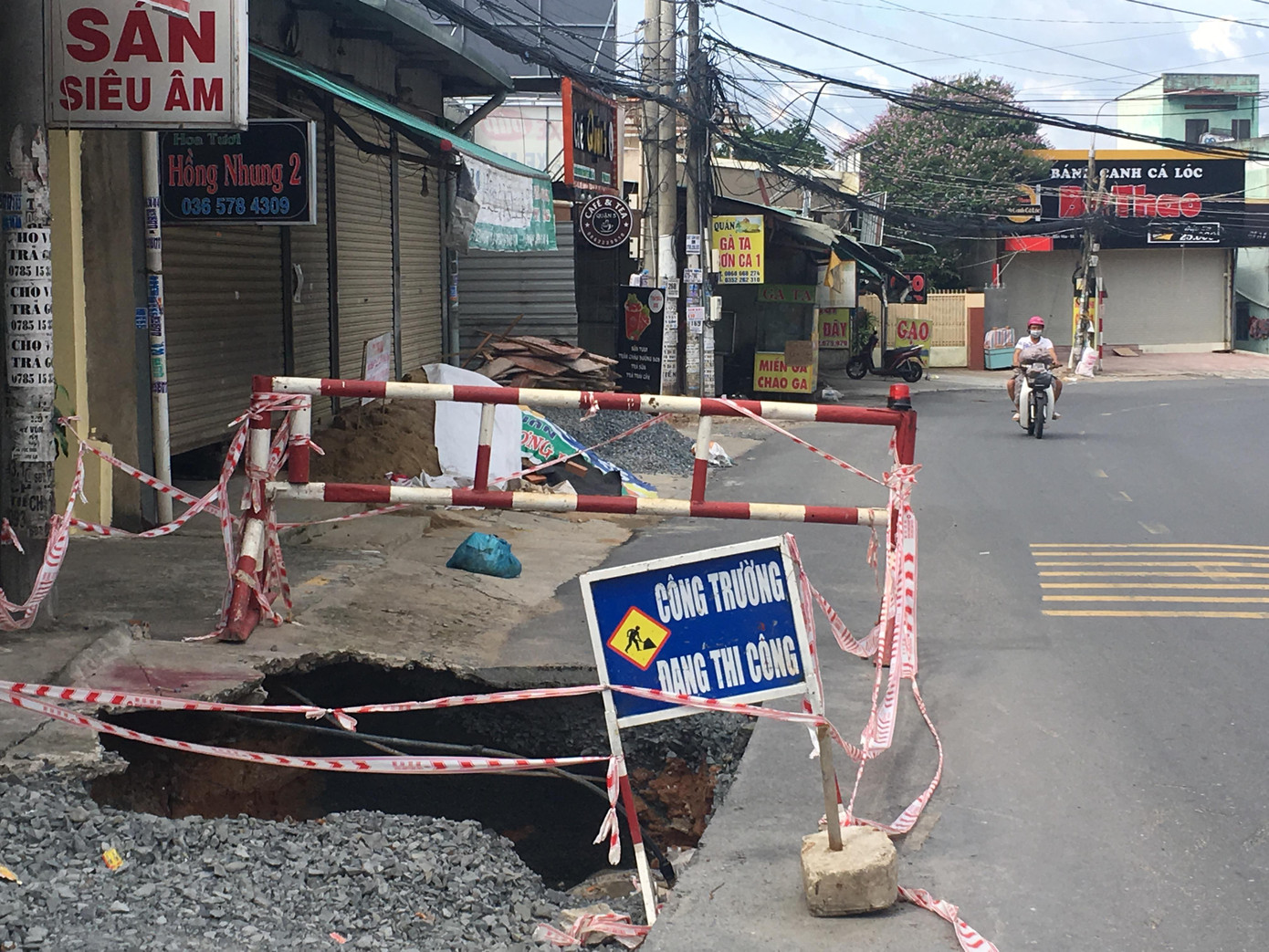 Một “hố tử thần” bên đường Bùi Trọng Nghĩa từ nhiều ngày chưa được sửa chữa.
