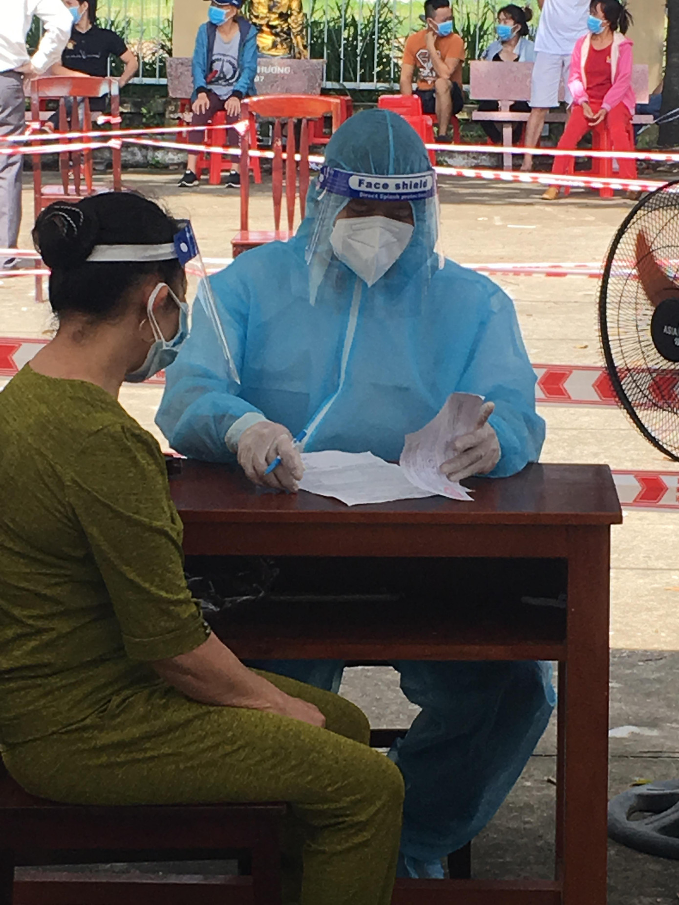 Người dân được tư vấn, khám sức khỏe trước khi tiêm Người dân được tư vấn, khám sức khỏe trước khi tiêm