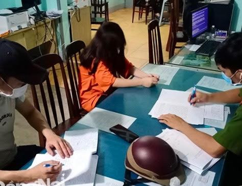 Công an làm việc 1 đối tượng và người giám hộ