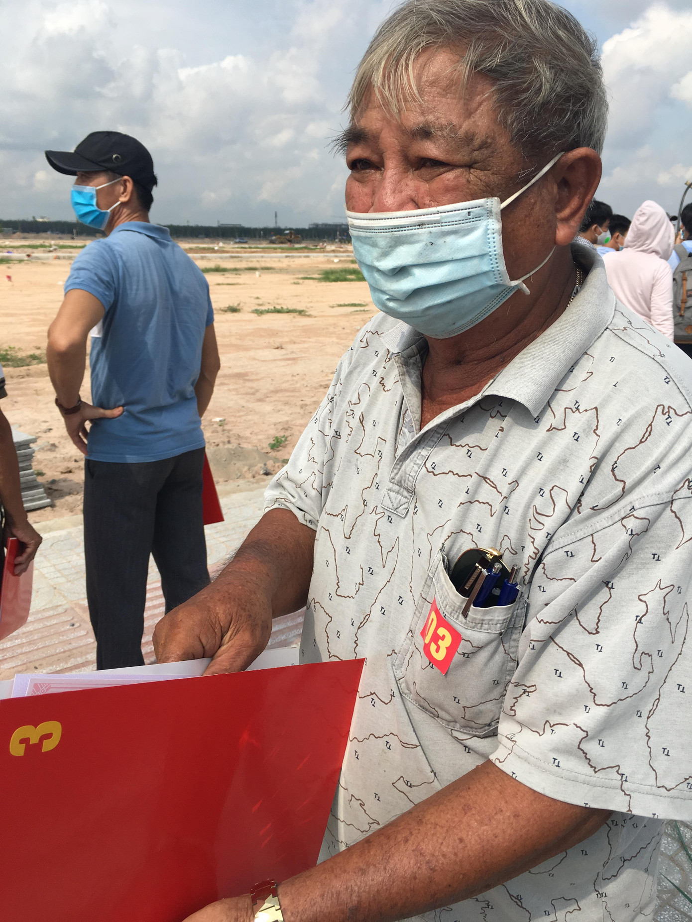 Một hộ dân phấn khởi khi nhận đất tái định cư- ảnh MT Một hộ dân phấn khởi khi nhận đất tái định cư- ảnh MT