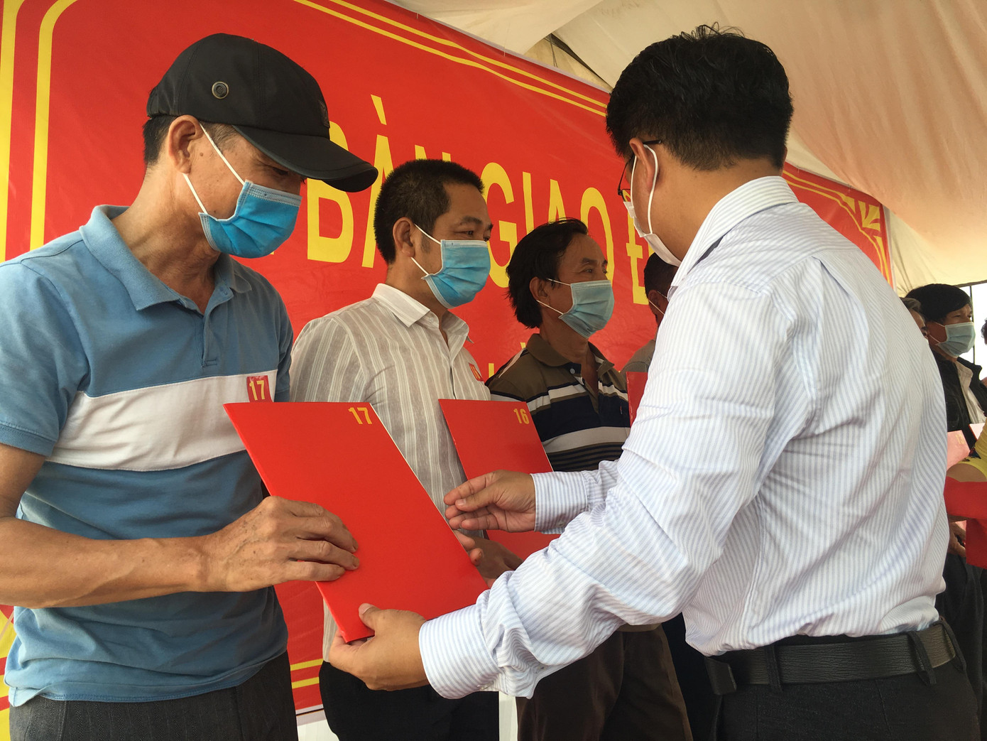 Người dân nhận bàn giao đất tái định cư sáng nay- ảnh MT Người dân nhận bàn giao đất tái định cư sáng nay- ảnh MT