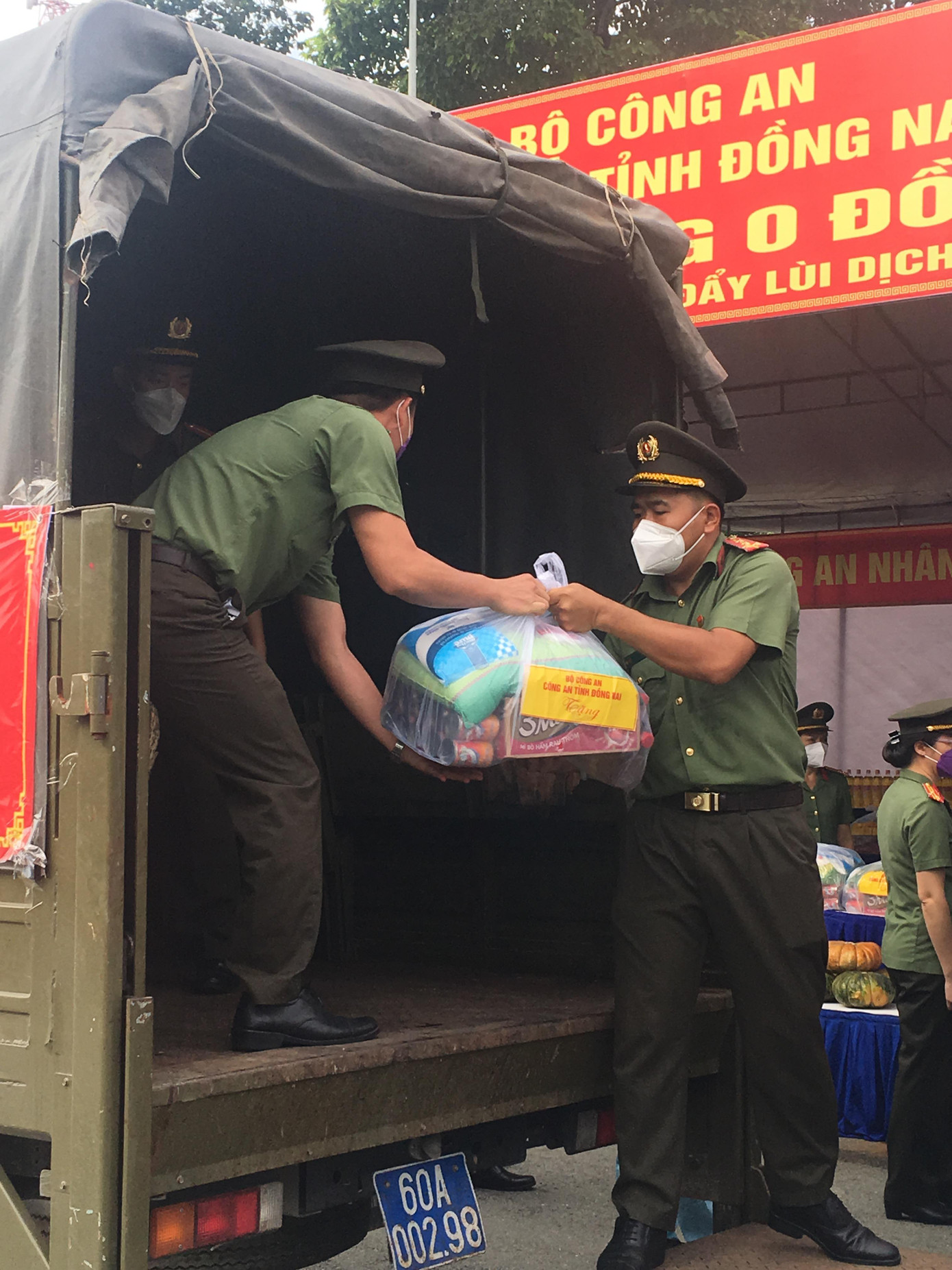 cán bộ, chiến sĩ Công an Đồng Nai đưa hàng hóa đến với người dân