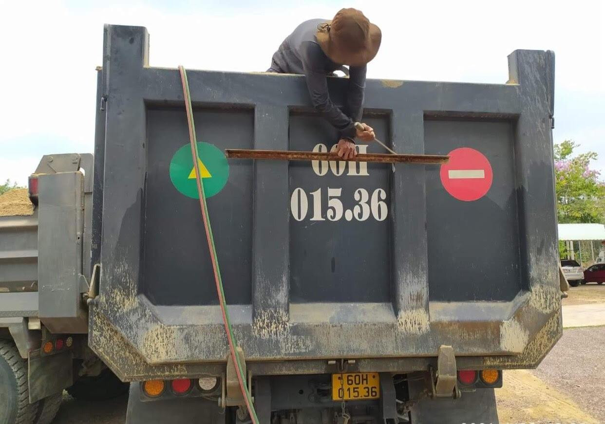 Phương tiện vi phạm bị cắt phần thùng xe cơi nới Phương tiện vi phạm bị cắt phần thùng xe cơi nới