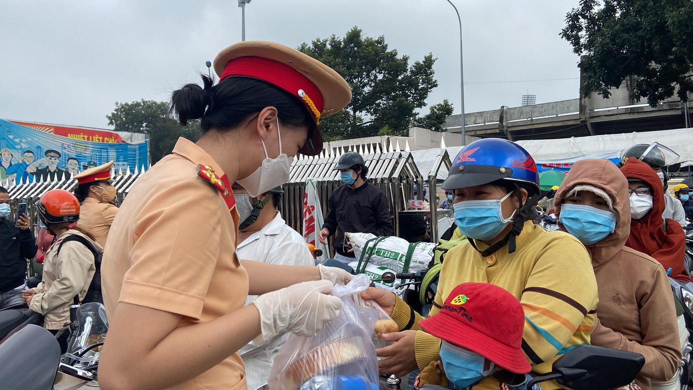 Bánh mì, nước uống cho người dân Bánh mì, nước uống cho người dân