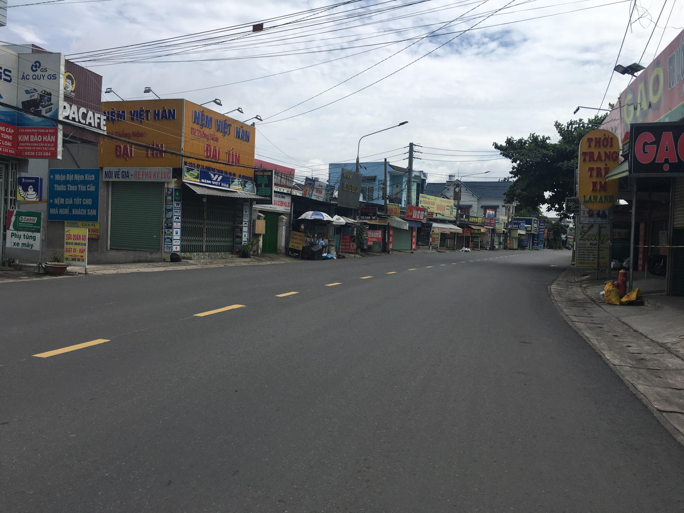 Trục đường chính trong phường luôn đông đúc người, nay vắng lặng khi hàng chục ngàn công nhân, công chức phải ở nhà cách ly.