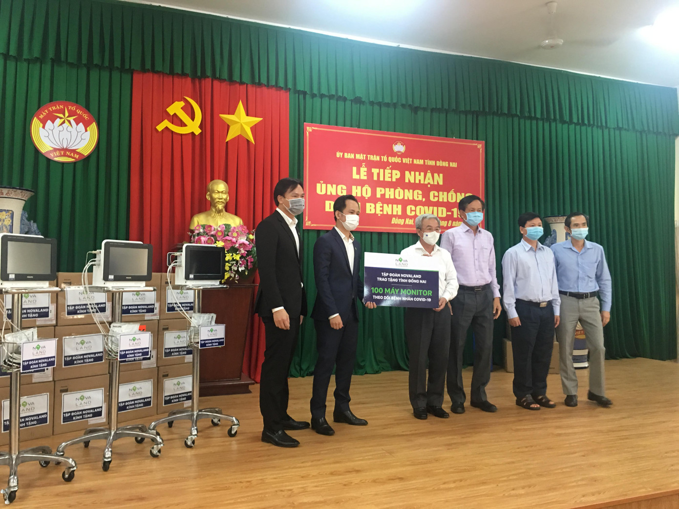 Đại diện Tập đoàn Novaland trao tặng 100 máy monitor cho ngành y tế Đồng Nai