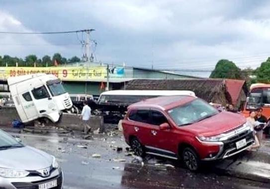 Xe du lịch tông lên dãy phân cách