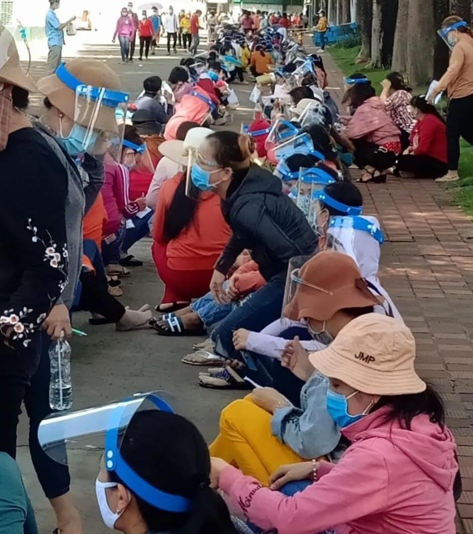 Công nhân tại một công ty chờ lấy mẫu xét nghiệm