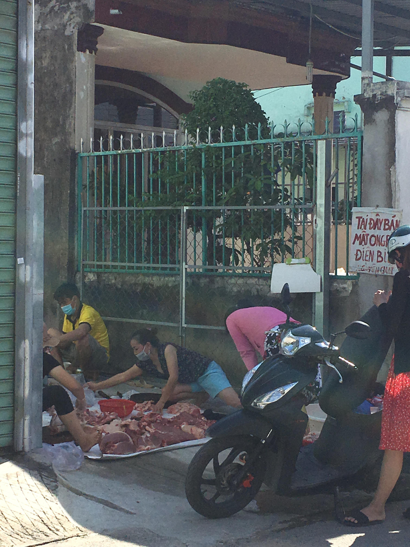 Kể cả hình thức mổ heo bán lén trong các khu dân cư để phục vụ nhu cầu của người dân.