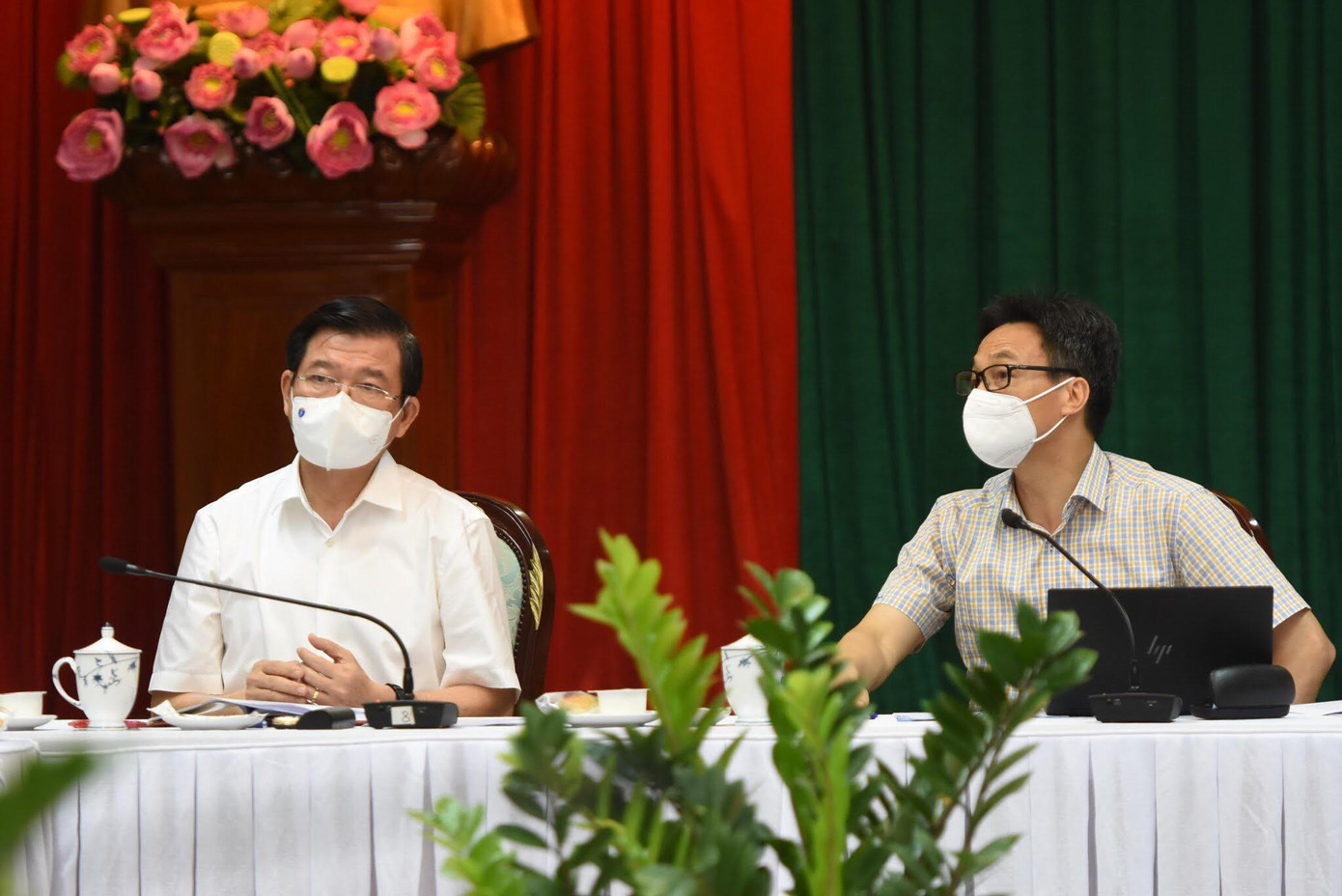 Phó Thủ tướng Vũ Đức Đam (bên phải) làm việc với tỉnh Đồng Nai