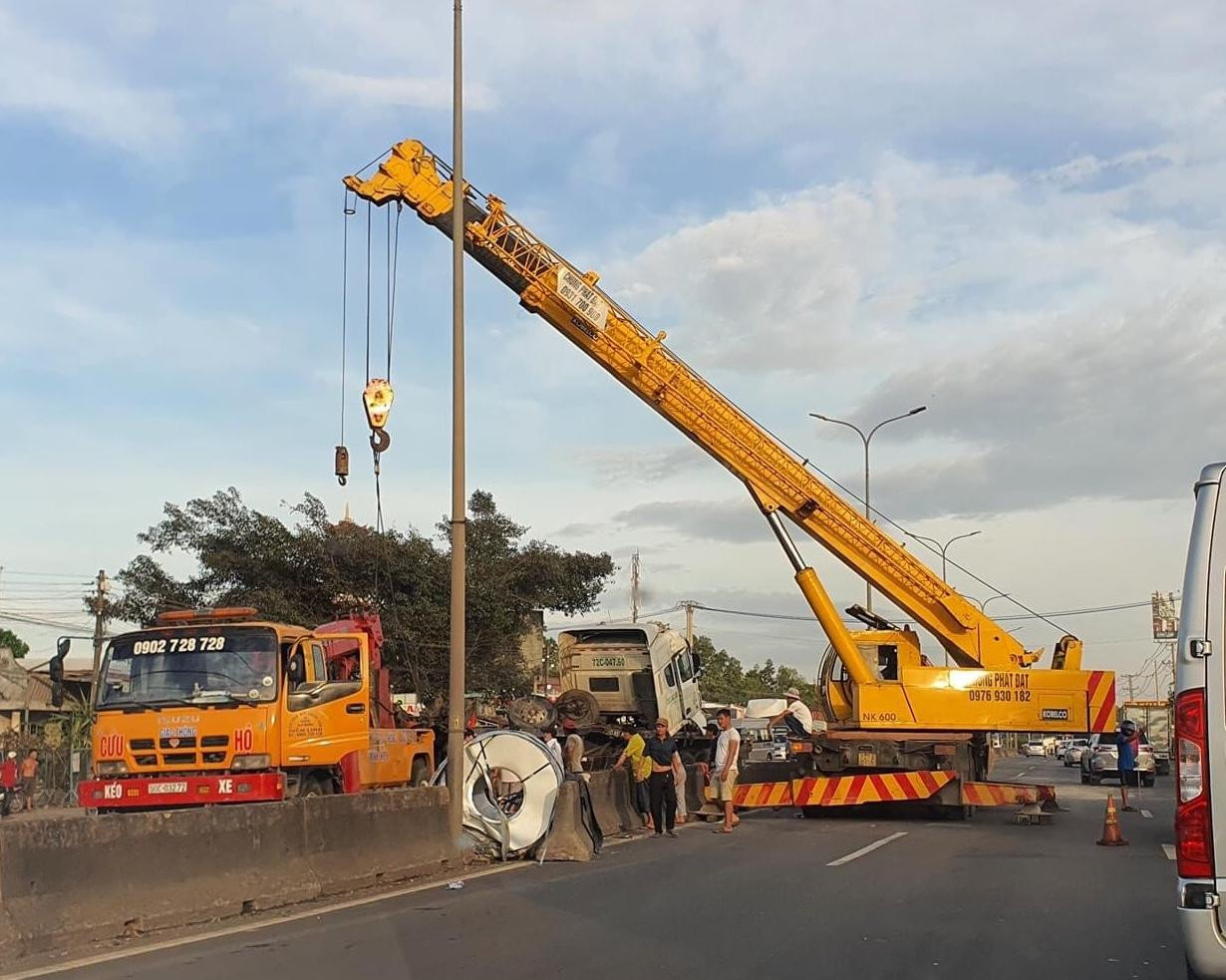 Xe cẩu được điều đến cẩu cuộn thép