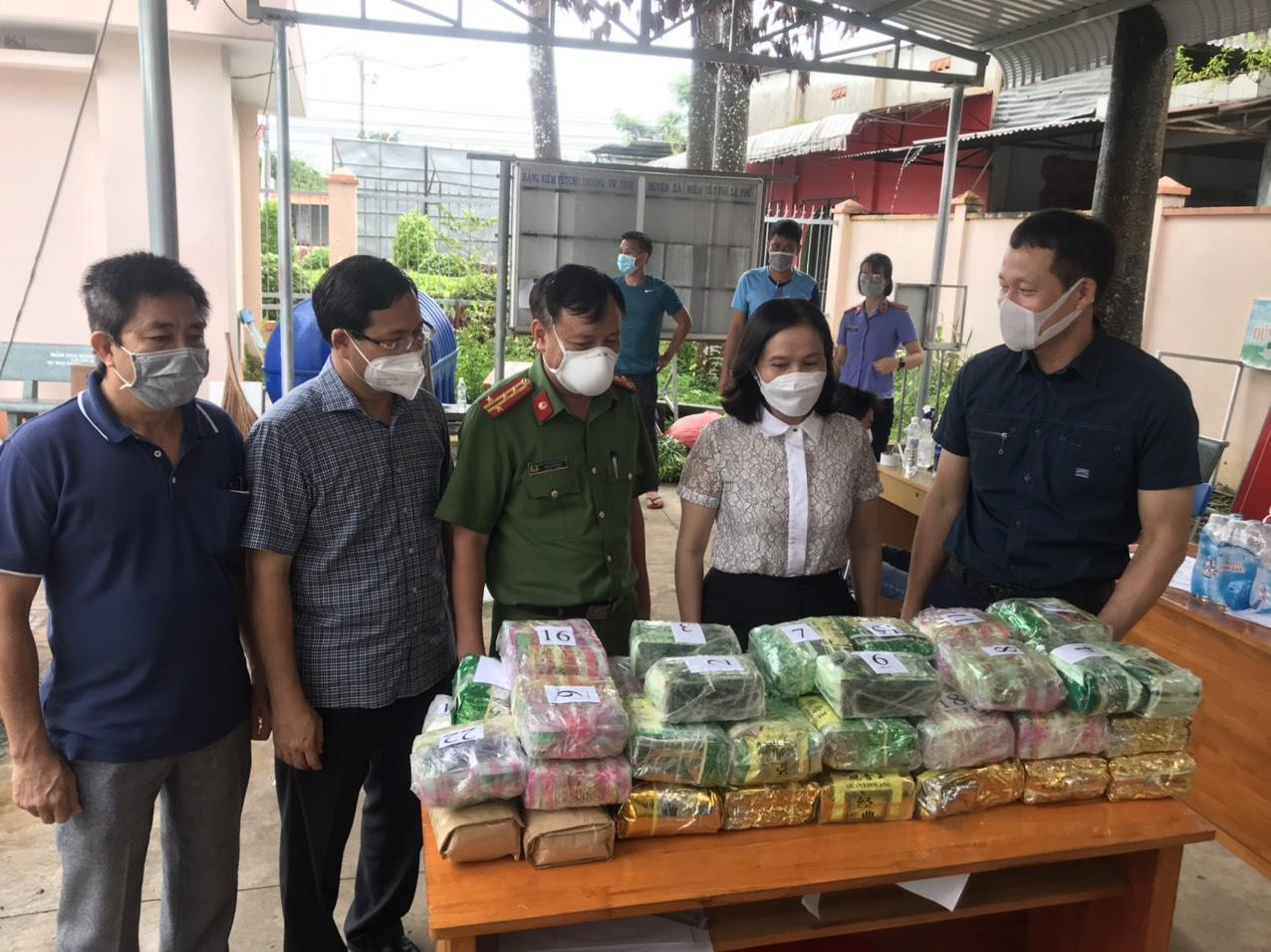 Thiếu tướng Vũ Hồng Văn (ngoài cùng bên phải) chỉ đạo tại hiện trường