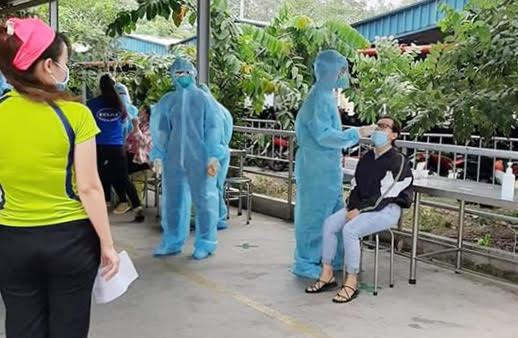 Xét nghiệm tầm soát tại một công ty ở Biên Hòa