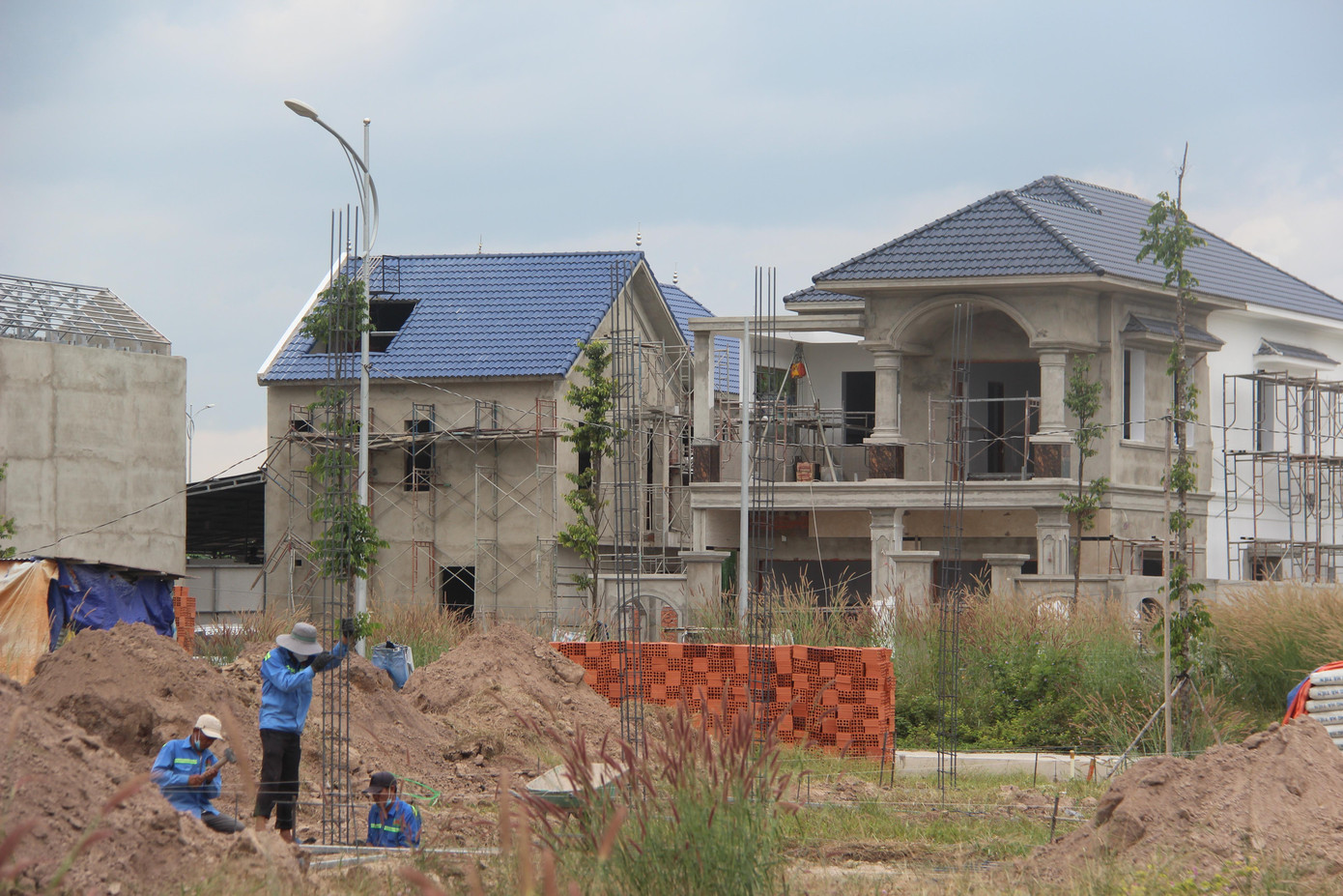 Hàng trăm căn nhà ở đang được người dân tổ chức xây dựng khang trang