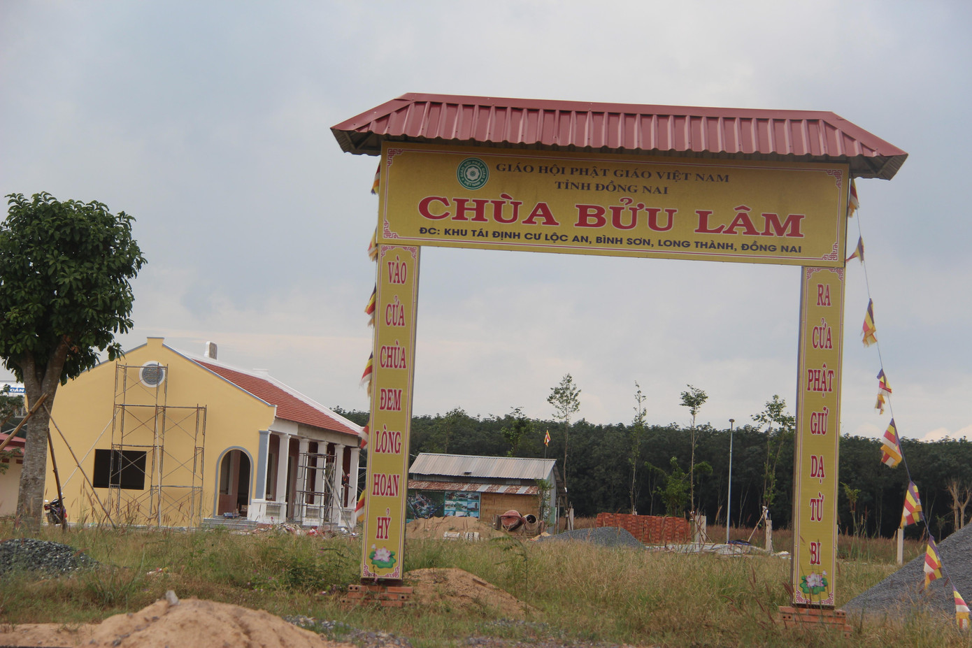 Gần đó, chùa Bửu Lâm cũng đang xây dựng mới