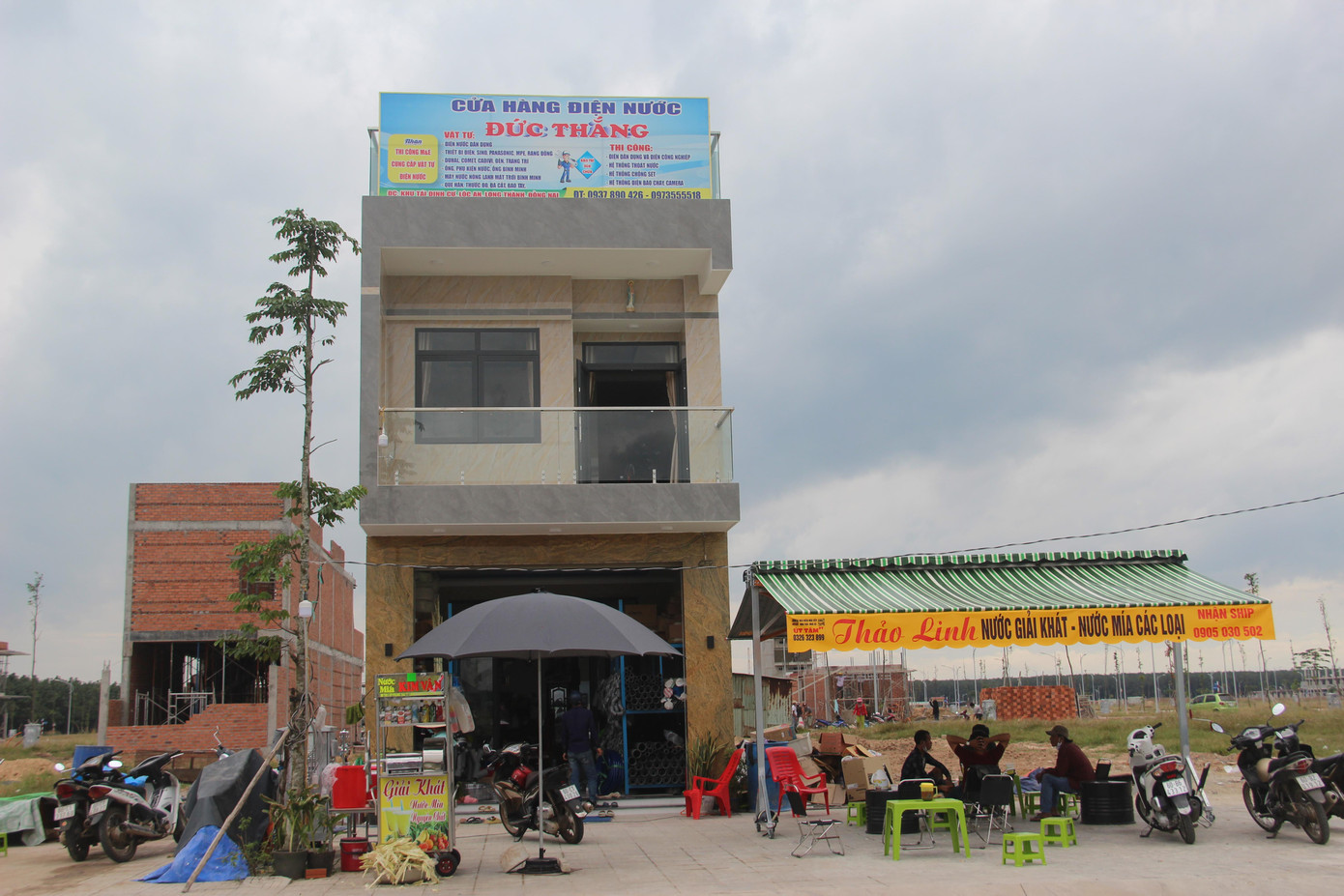 Cửa hàng kinh doanh được mở ra phục vụ nhu cầu xây dựng ở khu tái định cư