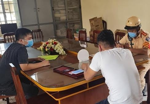 Công an lập biên bản xử lý 2 ddoodi tượng vi phạm Công an lập biên bản xử lý 2 ddoodi tượng vi phạm
