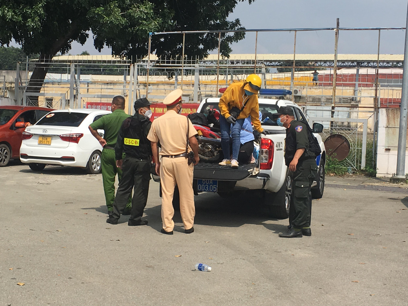 2 người trong đoàn bị hư xe máy được xe cảnh sát hỗ trợ 2 người trong đoàn bị hư xe máy được xe cảnh sát hỗ trợ