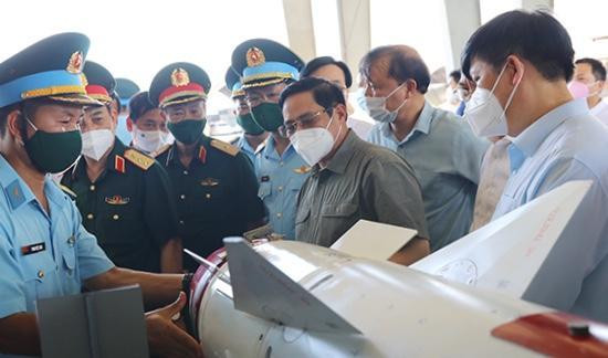 Bộ đội quân chủng phòng không - không quân giới thiệu với Thủ tướng các loại khí tài. Ảnh: H.Anh Bộ đội quân chủng phòng không - không quân giới thiệu với Thủ tướng các loại khí tài. Ảnh: H.Anh