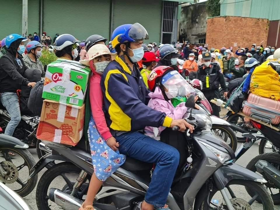 Người dân được hỗ trợ về quê