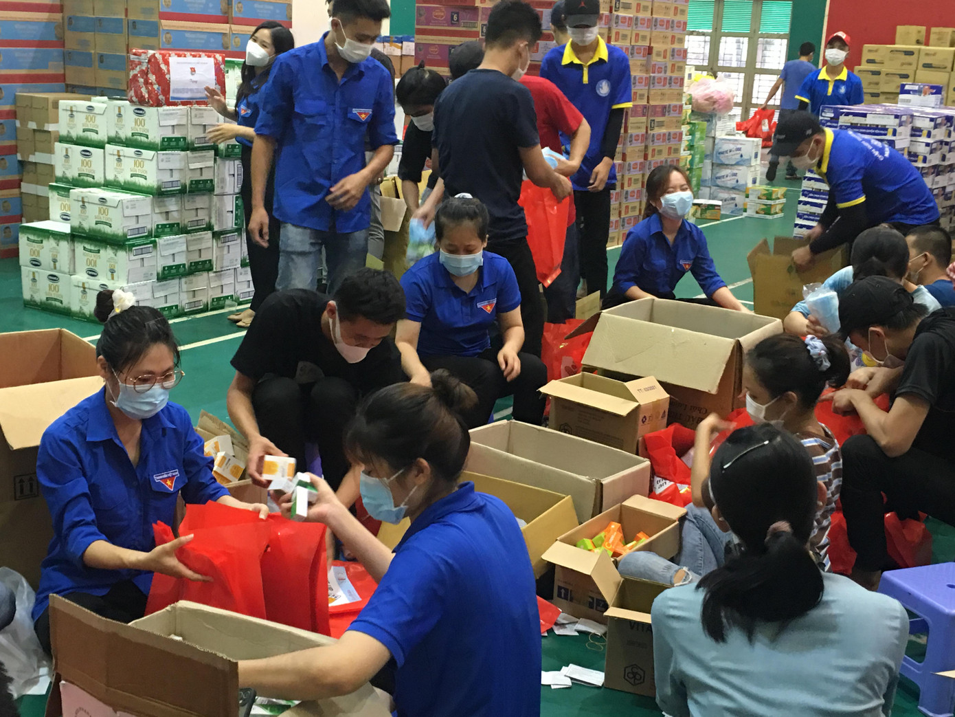 Các tình nguyện viên tại Đồng Nai phân bổ hàng hóa đến nhân dân trong chương trình 'triệu túi an sinh' Các tình nguyện viên tại Đồng Nai phân bổ hàng hóa đến nhân dân trong chương trình 'triệu túi an sinh'