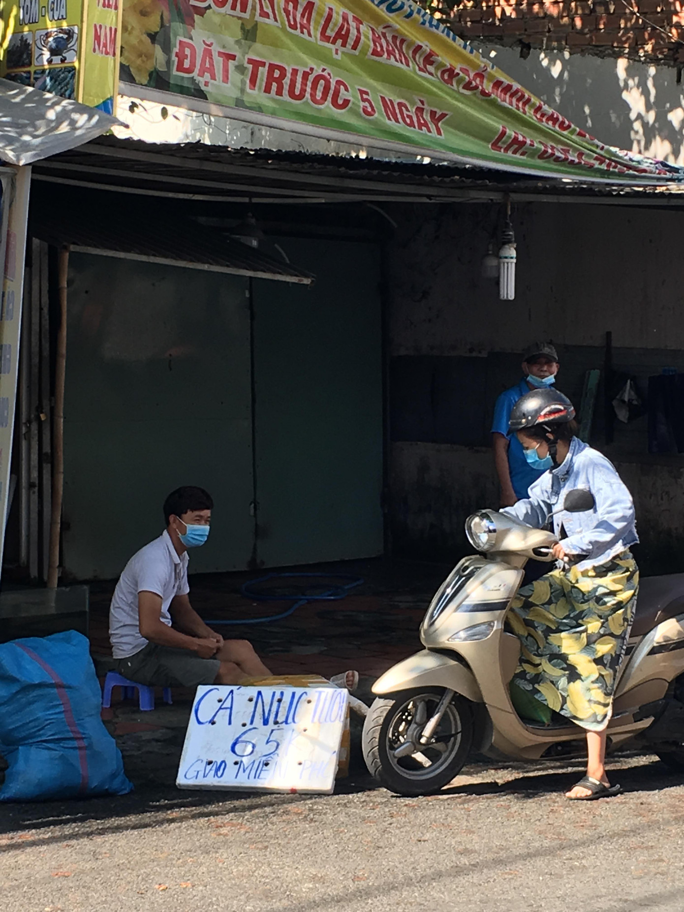 Trước đó, theo quy đinh phòng chống dịch, TP Biên Hòa cũng đã tạm dừng toàn bộ chợ tạm, chợ truyền thống. Trong khi đó, tại phường này không có siêu thị, hơn 30 ngàn hộ dân trong khu vực bị cách ly mua sắm thực phẩm hoàn toàn phụ thuộc vào một số cửa hàng bách hóa...