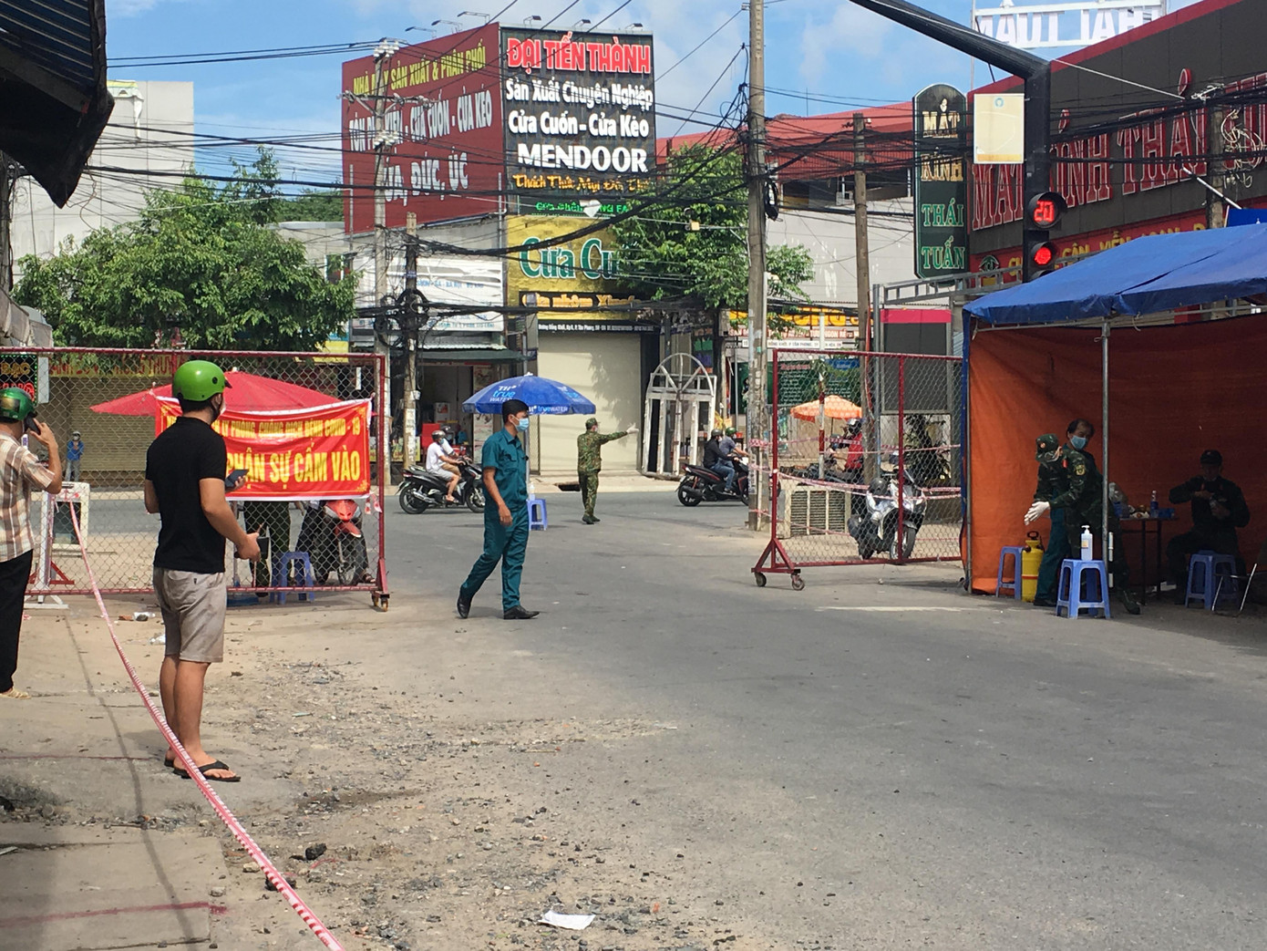 Thực hiện, cách ly y tế, toàn bộ các đường ra vào phường Trảng Dài trên diện tích 14km2 đều được dựng các chốt kiểm soát đảm bào không người nào ra vào phường, trừ các trường hợp làm nhiệm vụ phòng, chống dịch, vận chuyển lương thực, thực phẩm thiết yếu