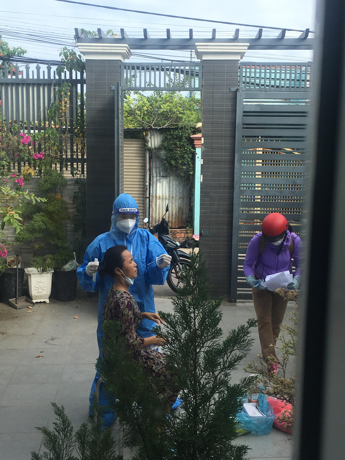 Nhân viên y tế xét nghiệm COVID-19 tại các phường, xã Nhân viên y tế xét nghiệm COVID-19 tại các phường, xã