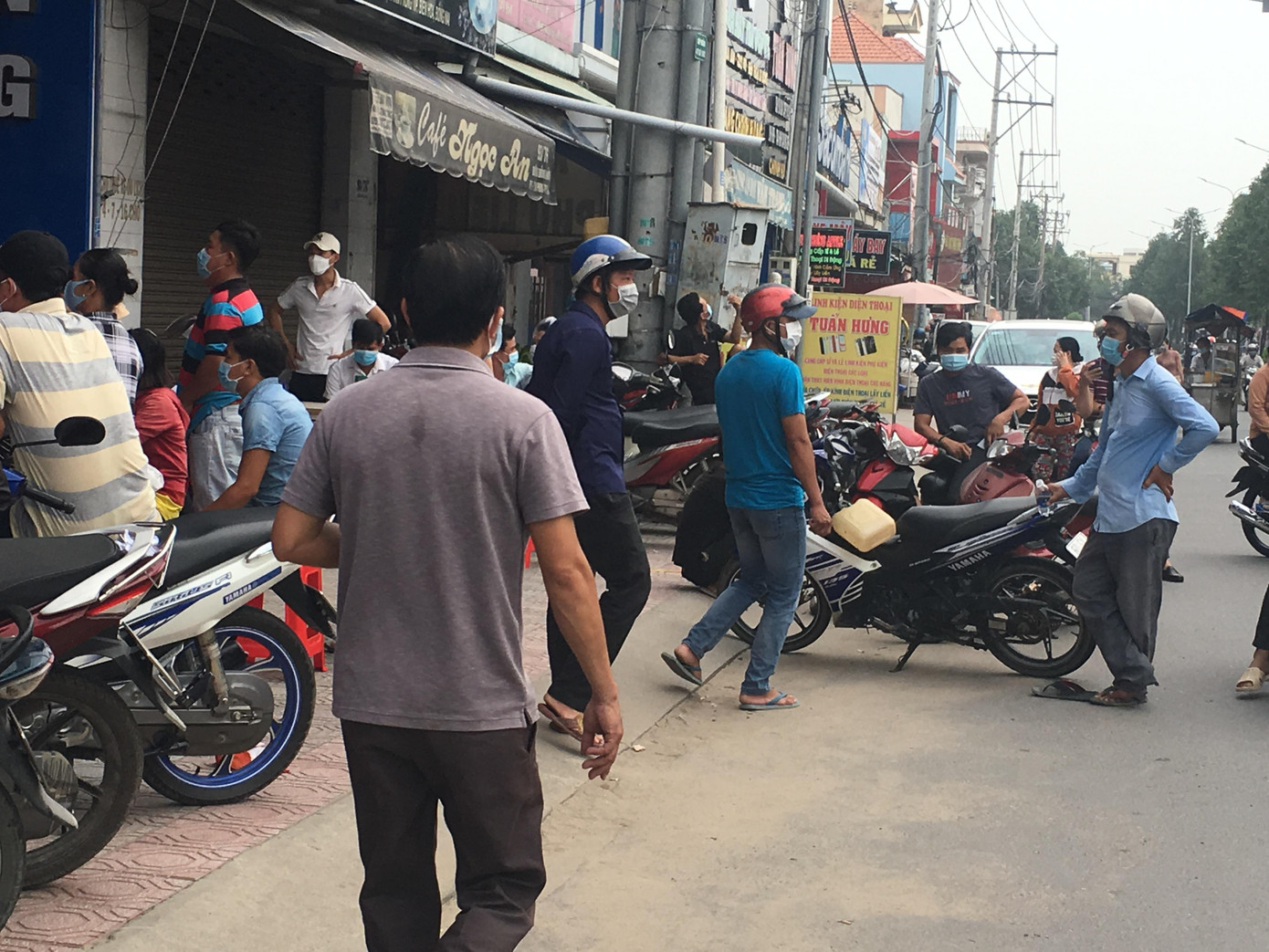 Nhiều người chờ xét nghiệm