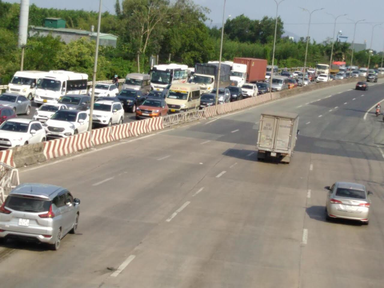 Lượng xe di chuyển đông trên QL51