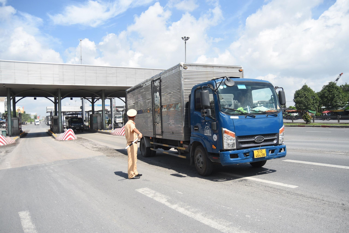 Kiểm soát người và phương tiện tại chốt kiểm soát cầu Đồng Nai giáp ranh với TP HCM