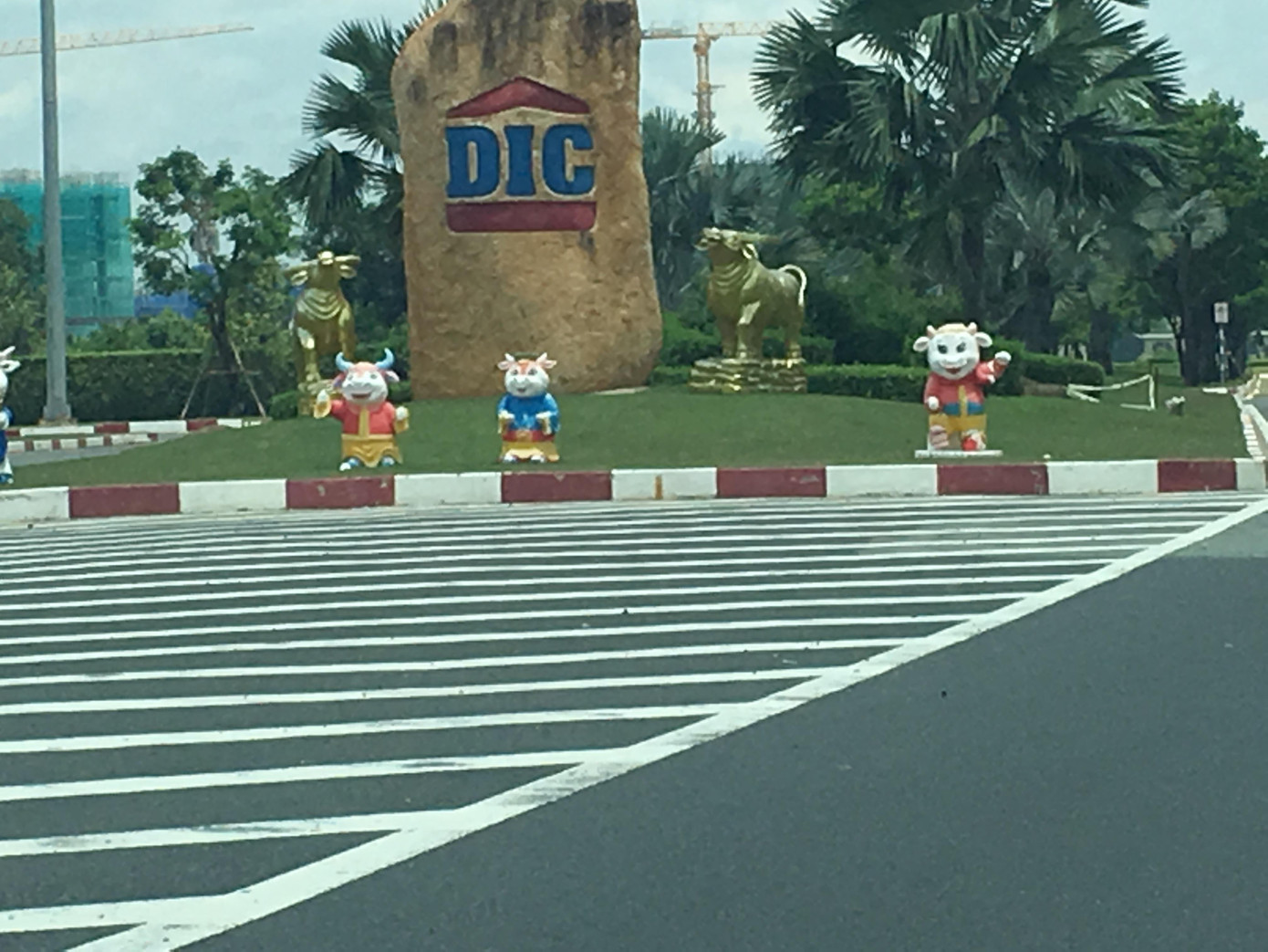 Khu đô thị này được quảng bá có vị trí đắc địa khi toạ lạc tại phía đông giáp thành phố Hồ Chí Minh các bề được bao bọc bởi Sông Đồng Nai và có hệ thống giao thông đa dạng, dể dàng kết nối với trung tâm thành phố Hồ Chí Minh qua tuyến đường Vành Đai 3, Cầu Cát Lái, cao tốc Bến Lức – Long Thành, kết nối với sân bay quốc tế Long Thành bằng tuyến đường tỉnh lộ 25B, tuyến Metro số 2 trong tương lai.