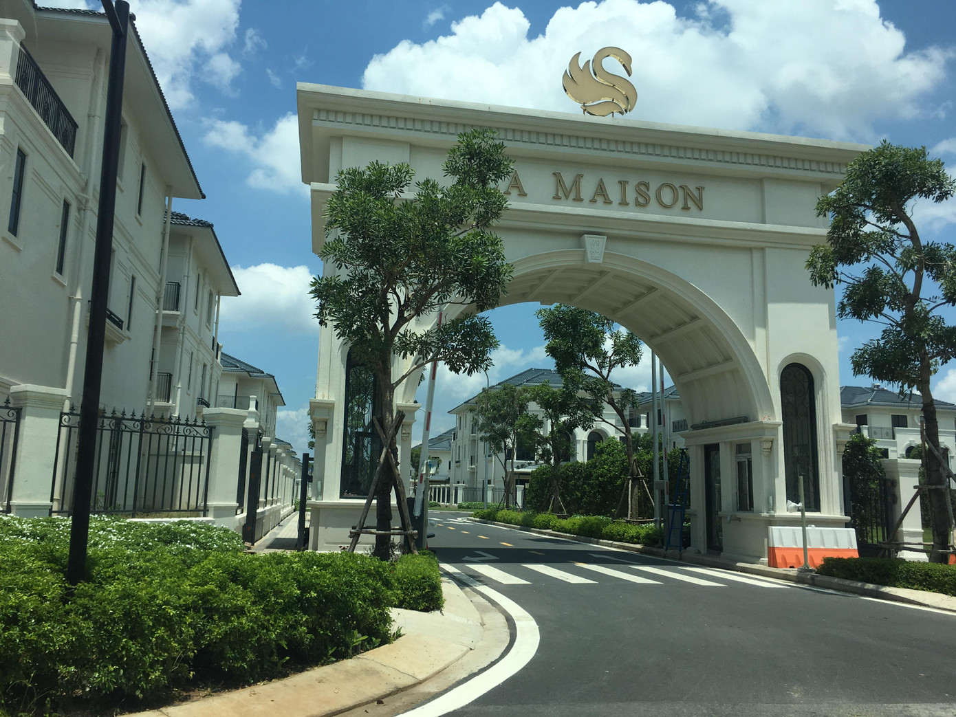 Có điều hầu hết các biệt thự không có người ở, một số căn được treo biển cho thuê, bán.