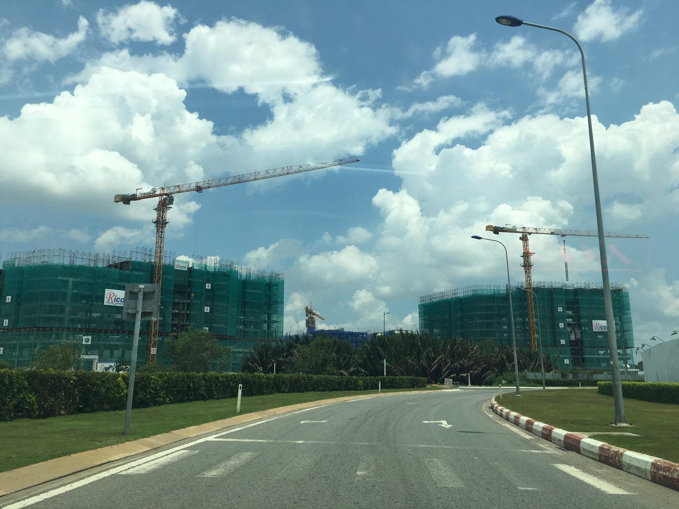 Các công trình xây dựng tại Cù lao Đại Phước nơi đang có ổ dịch trong công nhân xây dựng Các công trình xây dựng tại Cù lao Đại Phước nơi đang có ổ dịch trong công nhân xây dựng