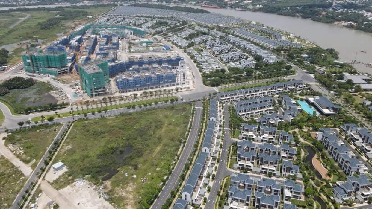 Dự án bao gồm các công trình nhà ở dạng biệt thự, chung cư, trung tâm thương mại, cao ốc văn phòng, khu giải trí, nghỉ dưỡng, sân golf, bến du thuyền…