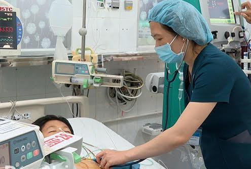 Một bệnh nhi đang dduwowfc cấp cứu