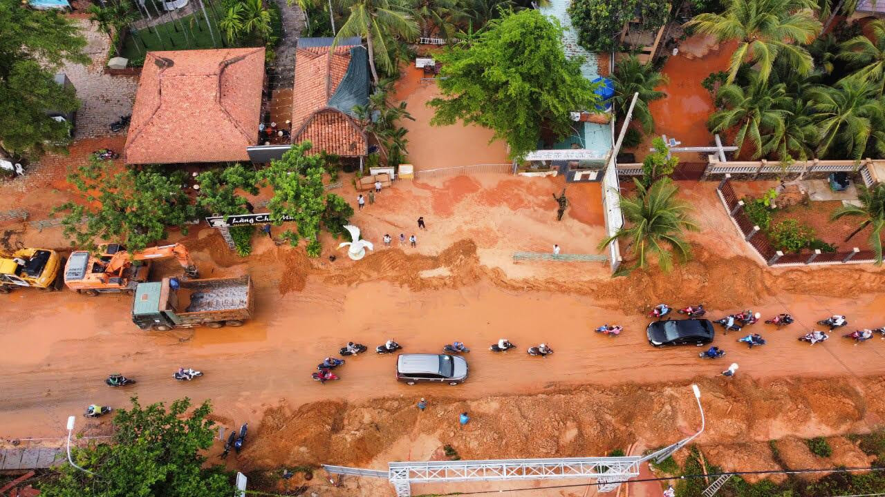 Cả khu vực dưới chân đồi bị ngập trong bùn cát Cả khu vực dưới chân đồi bị ngập trong bùn cát