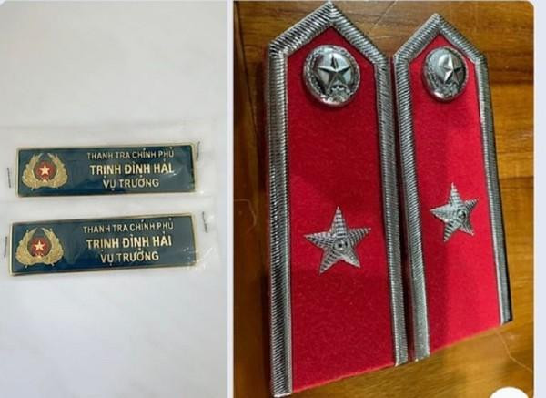 Bảng tên, cầu vai của đối tượng giả Thanh tra Chính phủ