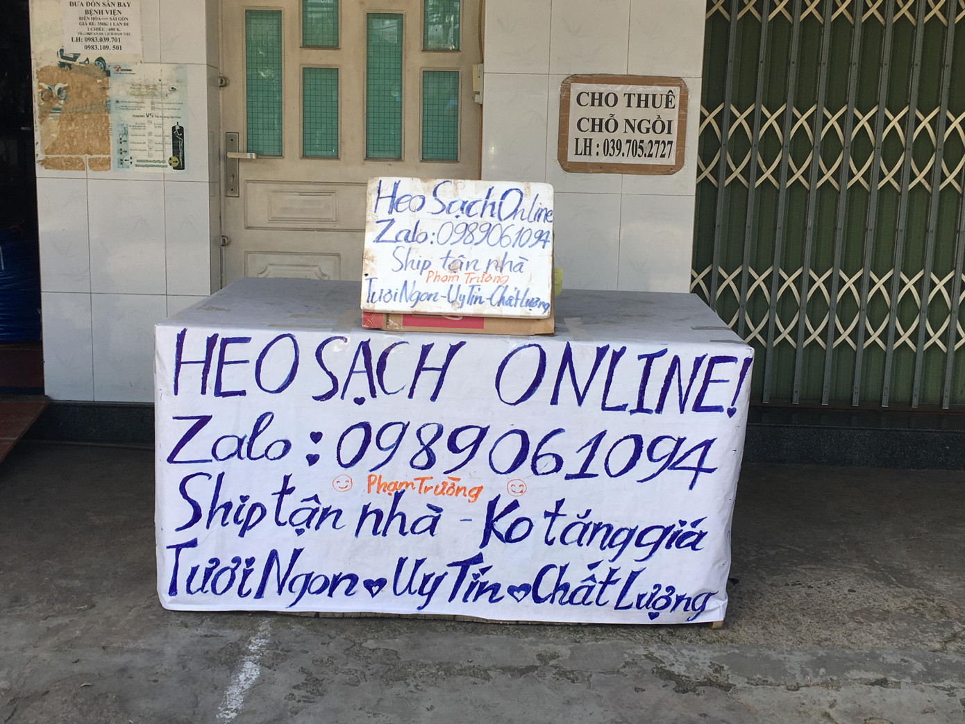 Ông Nguyễn Hoàng Quang một người dân ở phường TrảngDài cho rằng:“Thấy cơ quan chức năng nói trên đài báo là đảm bảo nguồn thực phẩm cho người dân, rồi tổ chức bán hàng bình ổn giá, nhưng đến nay chúng tôi trong khu cách ly tìm đỏ mắt không thấy đâu, xếp hàng đợi vào cửa hàng bách hóa Xanh giá thì cao, mua thực phẩm cần thiết thi luôn thiếu, lại nơm nớp lo tiếp xúc F0”