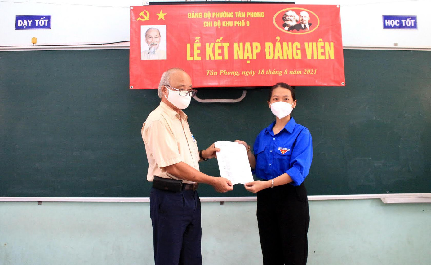 Phạm Thị Khánh Linh nhận quyết định kết nạp Đảng