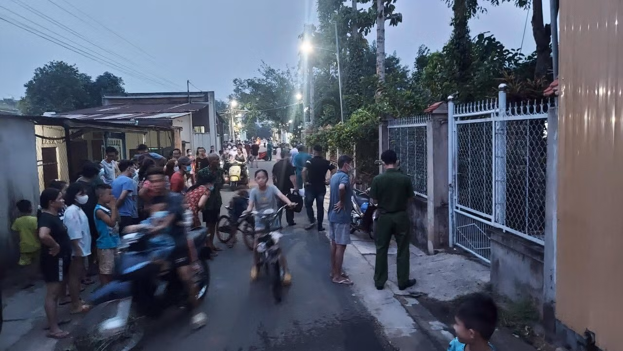 Người dân hiếu kỳ xem lực lượng chức năng khám nghiệm hiện trường Người dân hiếu kỳ xem lực lượng chức năng khám nghiệm hiện trường