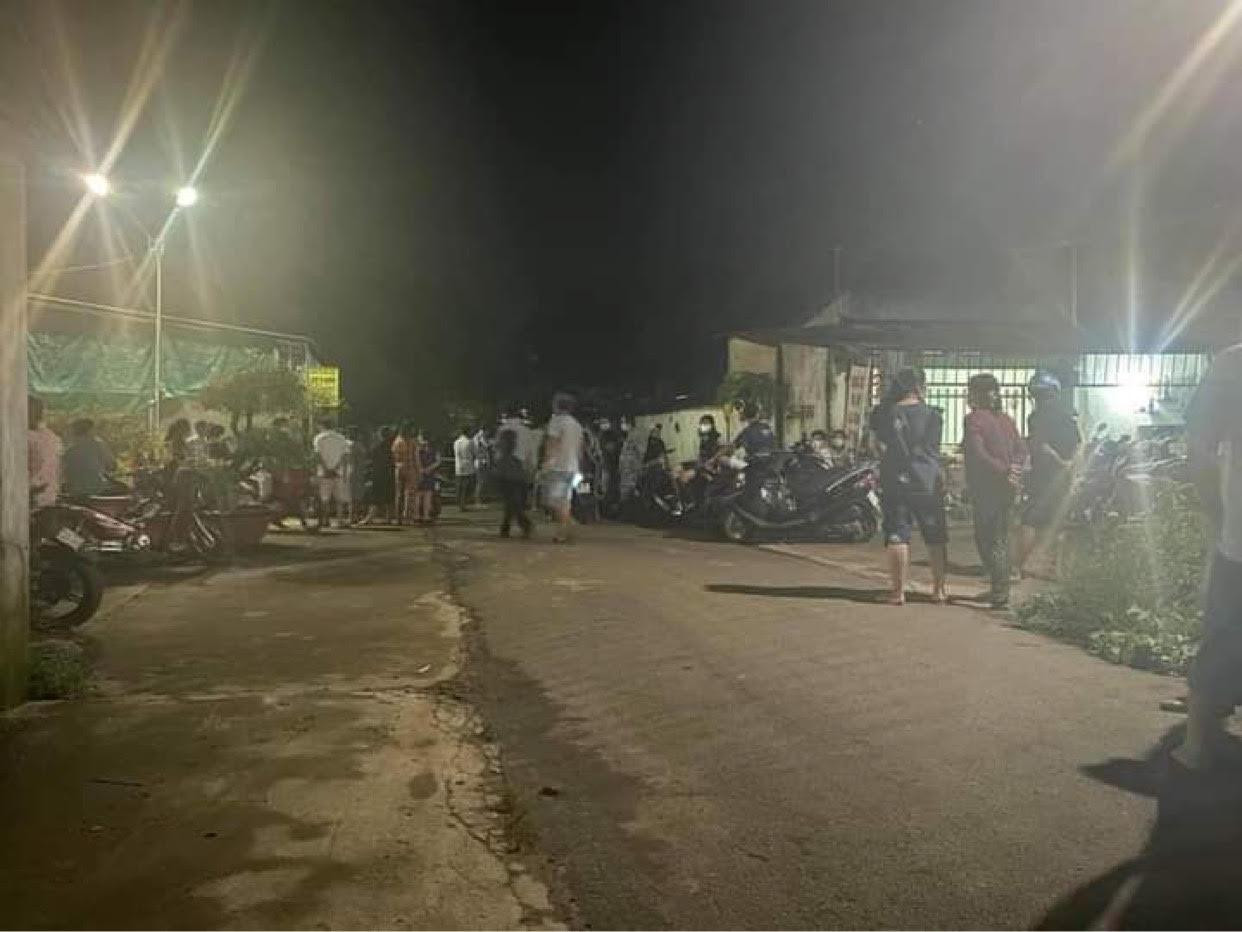 Công an khám nghiệm hiện trường trong đêm Công an khám nghiệm hiện trường trong đêm