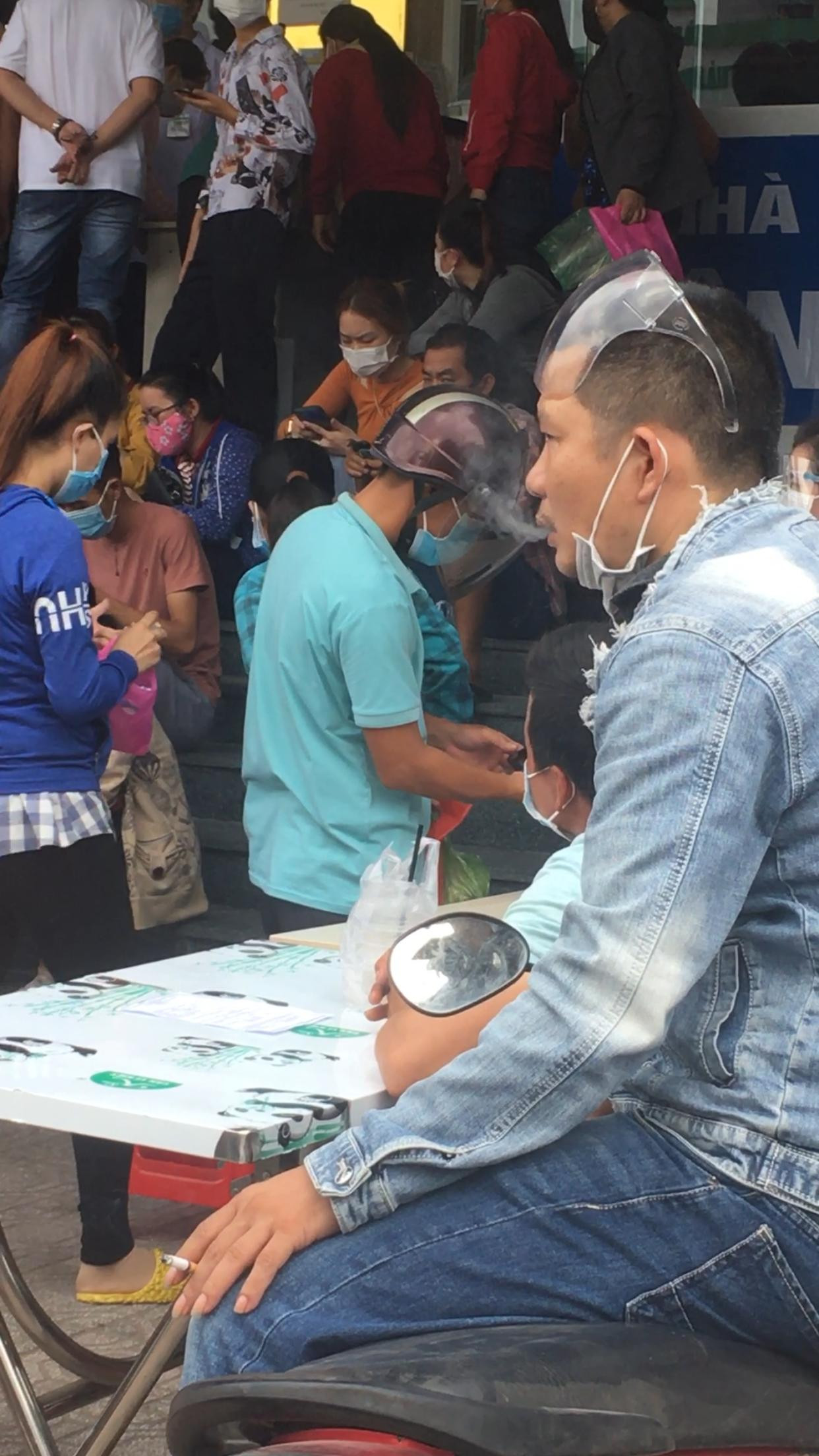 Bệnh viện Tâm Hồng Phước trên đường Nguyễn Ái Quốc , phường Trảng Dài cũng đông đúc người chen lấn đến xét nghiệm COVID-19