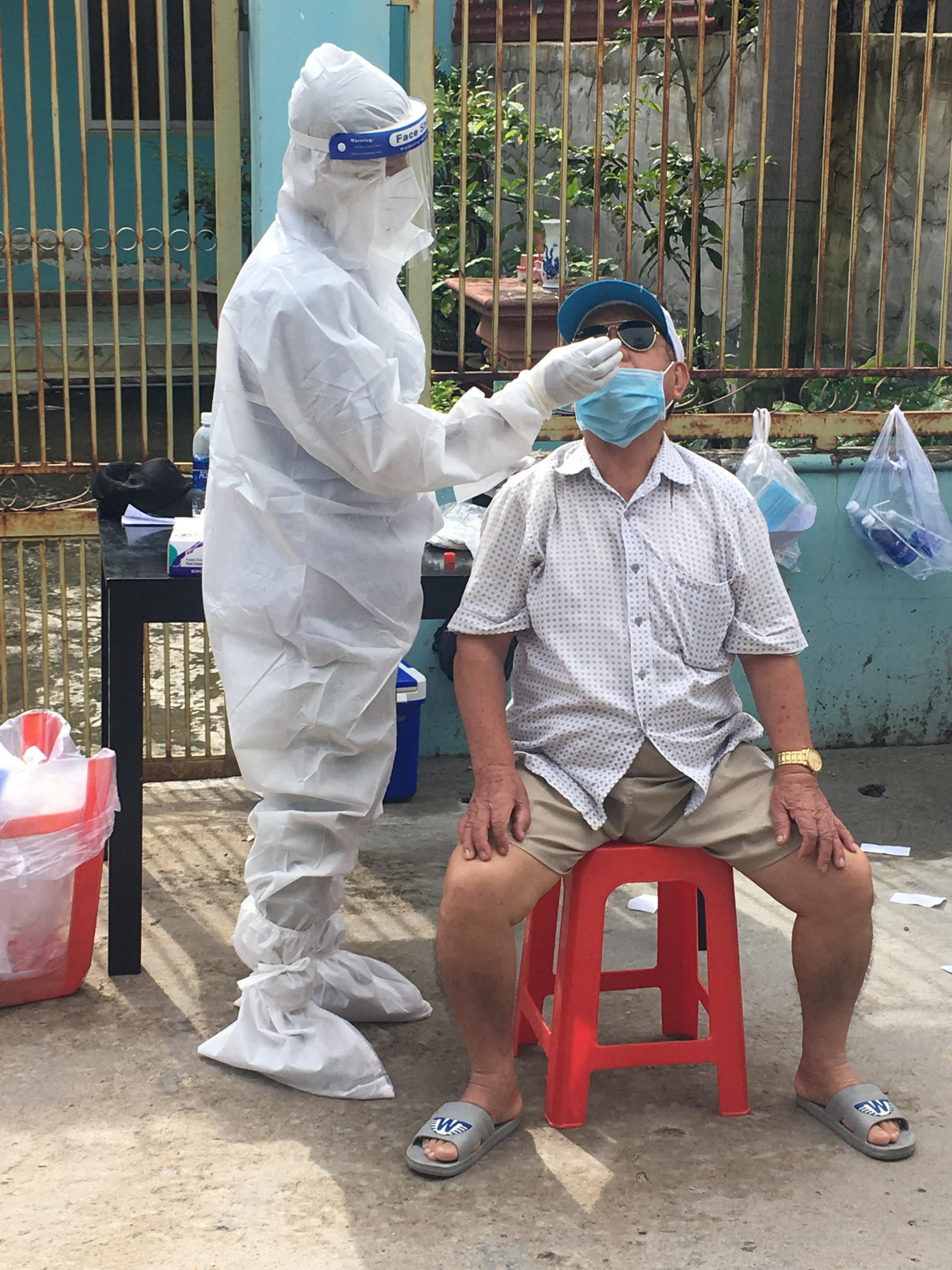 Người dân khó mua được kít test nhanh để tự làm xét nghiệm COVID-19 Người dân khó mua được kít test nhanh để tự làm xét nghiệm COVID-19